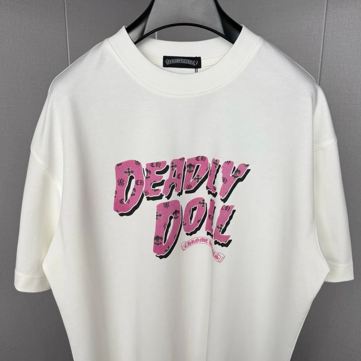 🅿️230 Chrome Hearts double-sided logo jacquard round neck half-sleeved T-shirt with pink cross Sanskrit letters "Deadly Doll" pattern logo on the front, customized fabric, double-sided digital direct printing, 280g weight, loose fit. Ben Crowe’s favorite item, the color scheme is very suitable for summer, and it is the same style for men and women. Solid color sizes: S-XL